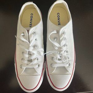 White Low Top Converse Size 9 (Excellent Condition)
